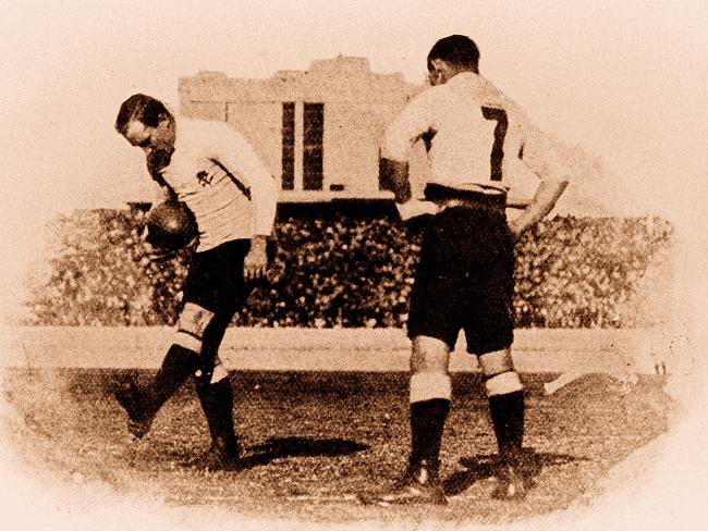 Waratahs' Dally Messenger preparing for goal kick at the SCG.
